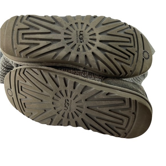 UGG Cardy classic boots in gray. Size 8 - Picture 6 of 6